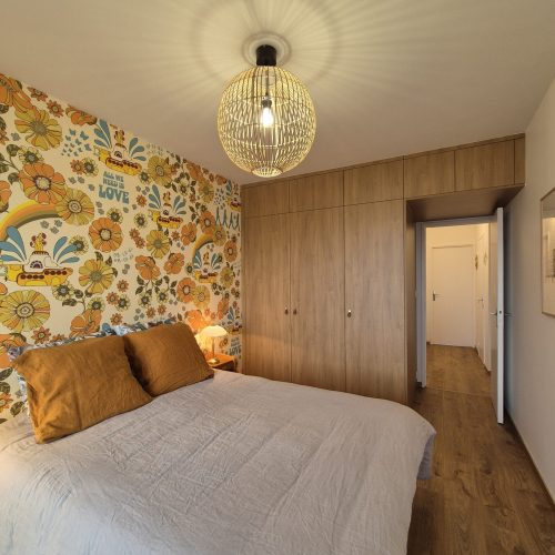 aménagement de la chambre avec lit et rangements