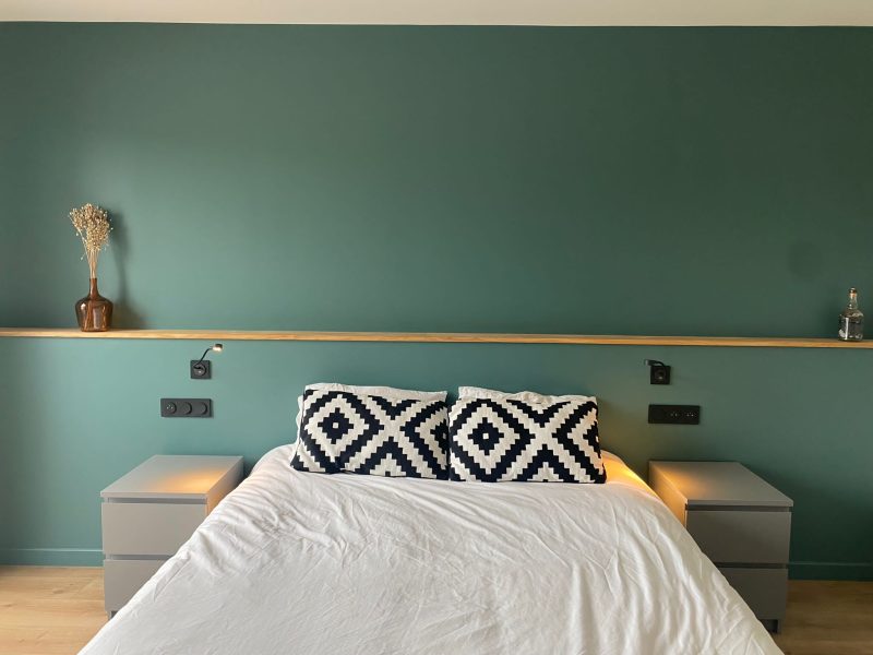 aménagement d'une chambre verte avec un lit