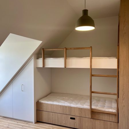 aménagement sous les pentes dans une chambre