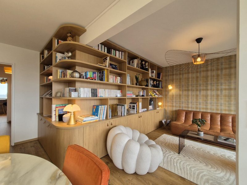 coin salon avec canapé et bibliothèque