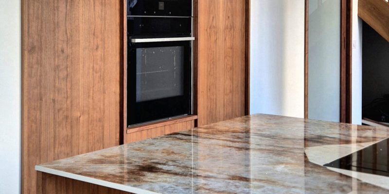 photo de cuisine en bois brut et plan de travail effet marbre