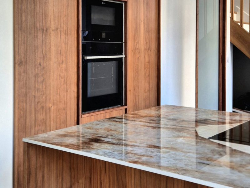 photo de cuisine en bois brut et plan de travail effet marbre