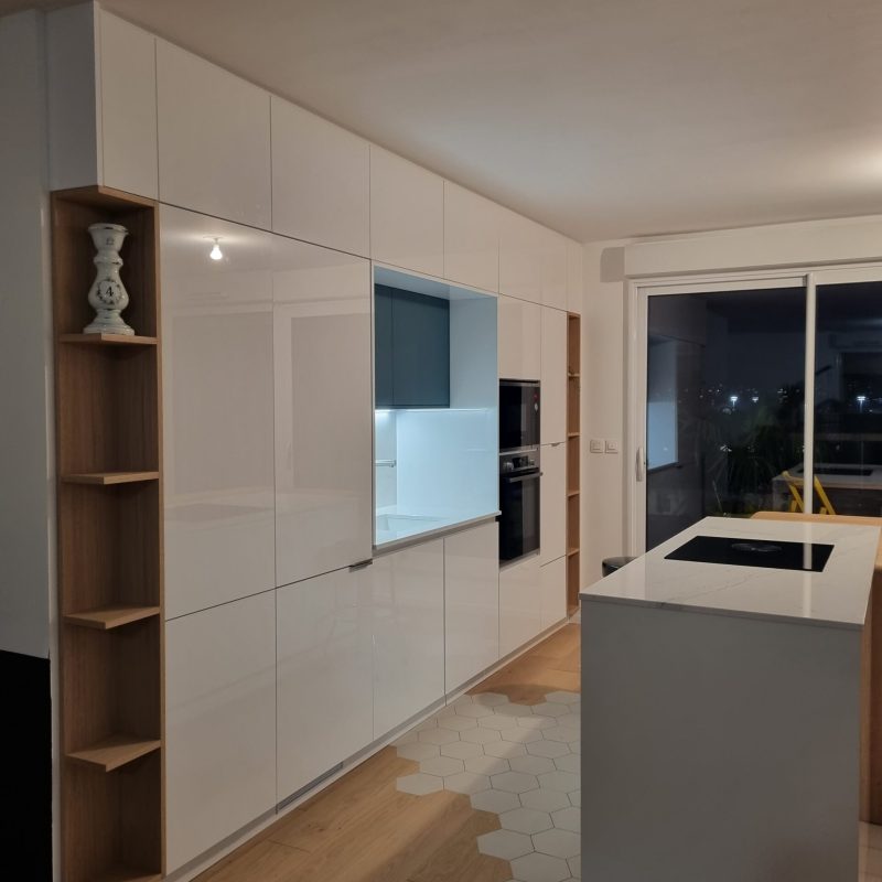 une cuisine moderne blanche et laquée