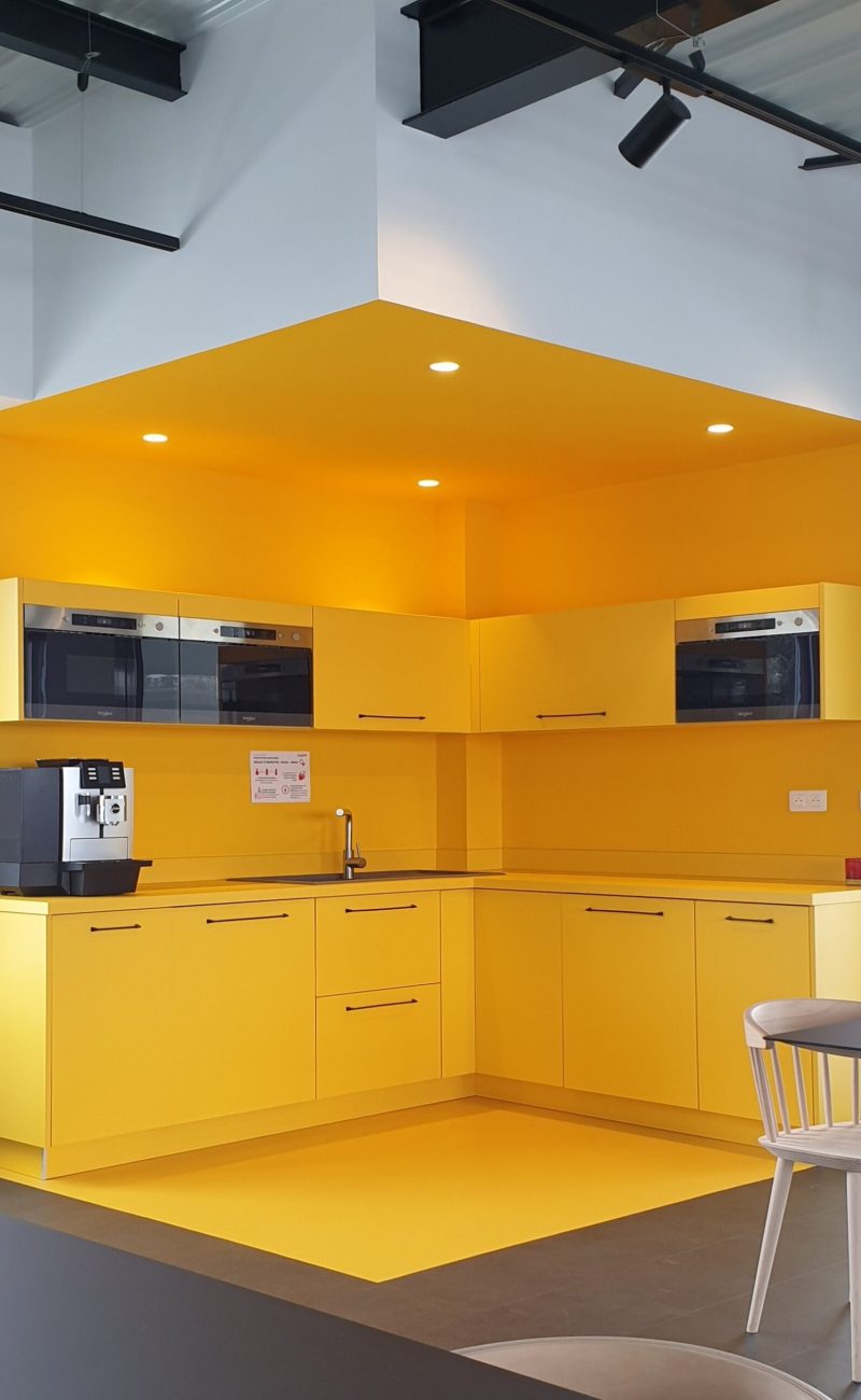 une petite cuisine avec les façades jaune