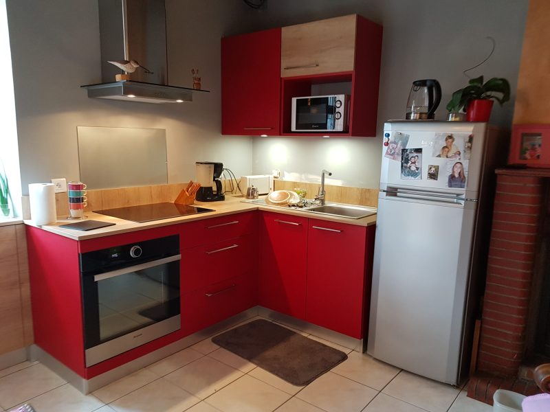 une petite cuisine rouge pour gagner de la place